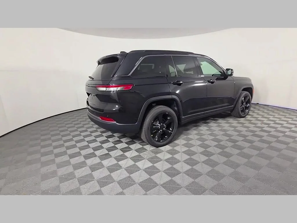 New 2026 Diamond Black Crystal Pearlcoat Jeep Limited image 26