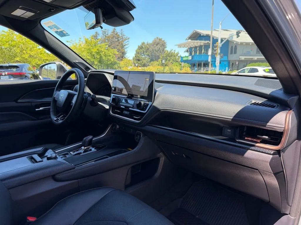 Used 2025  Toyota MAX Platinum image 8