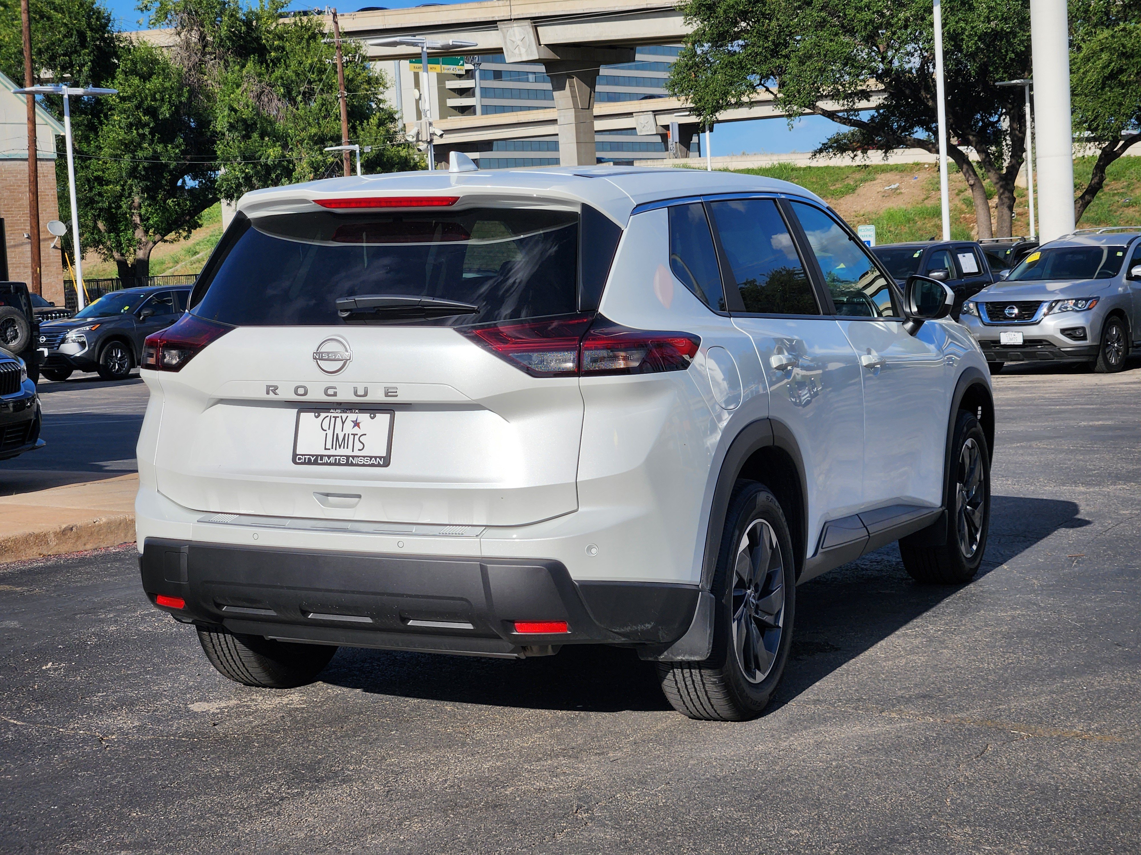 Used 2026 Everest White Pearl Tricoat Nissan SV image 7