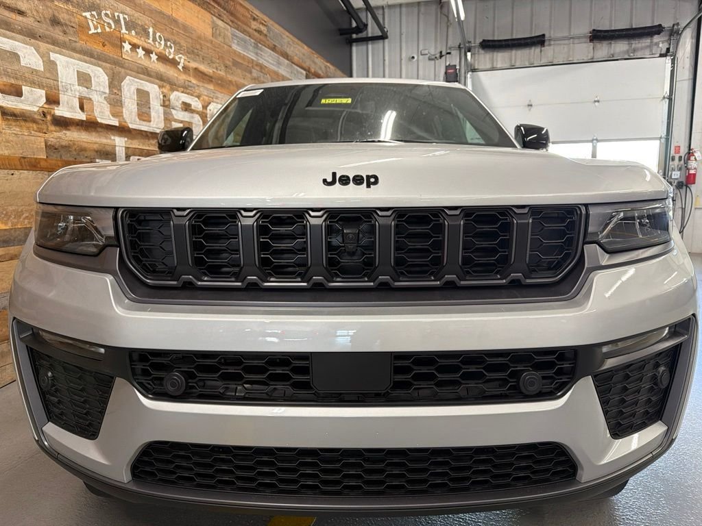 New 2026 Silver Zynith Exterior Paint Jeep Limited image 7
