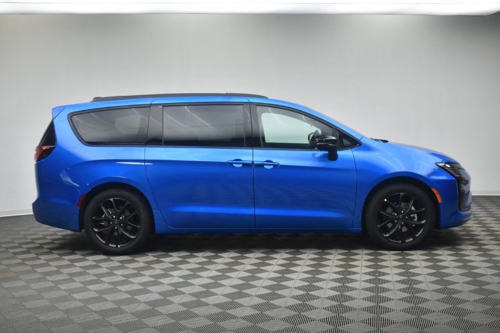 New 2027 Hydro Blue Pearl-Coat Paint Chrysler Select image 3