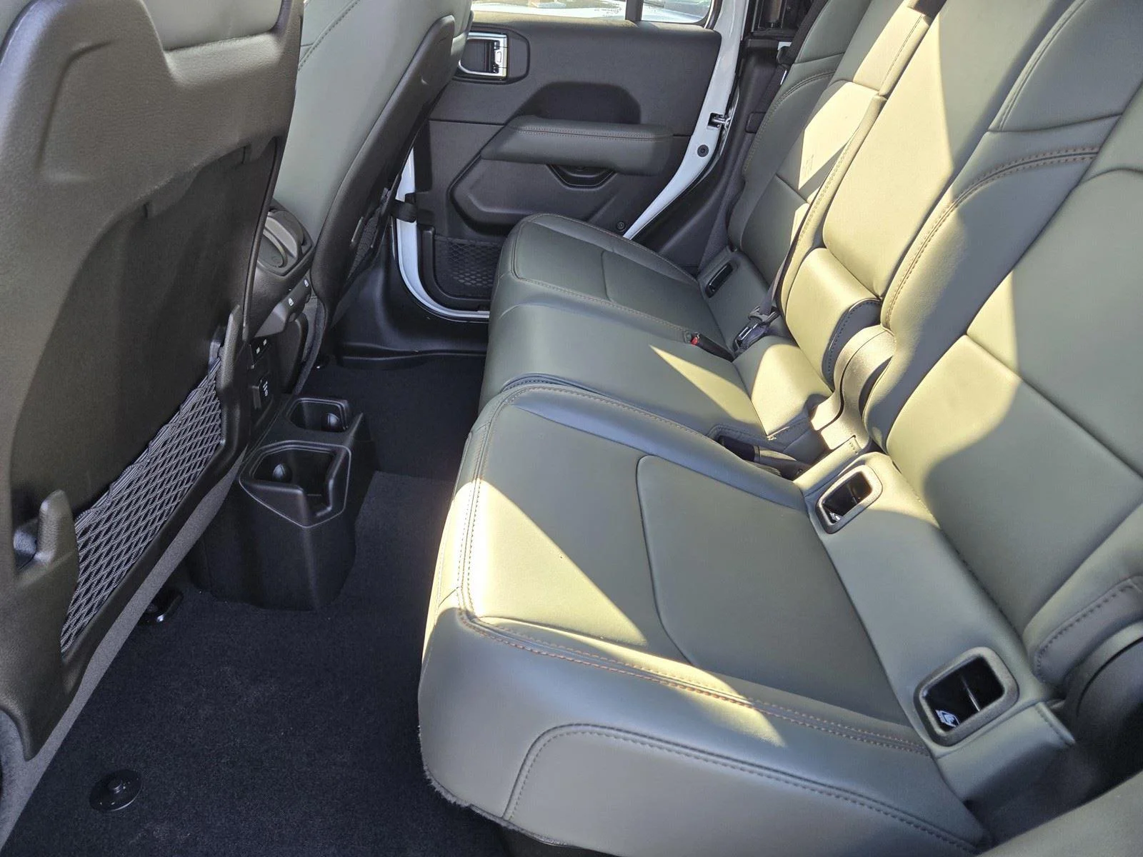 New 2026 Bright White Clear-Coat Exterior Paint Jeep Mojave image 17