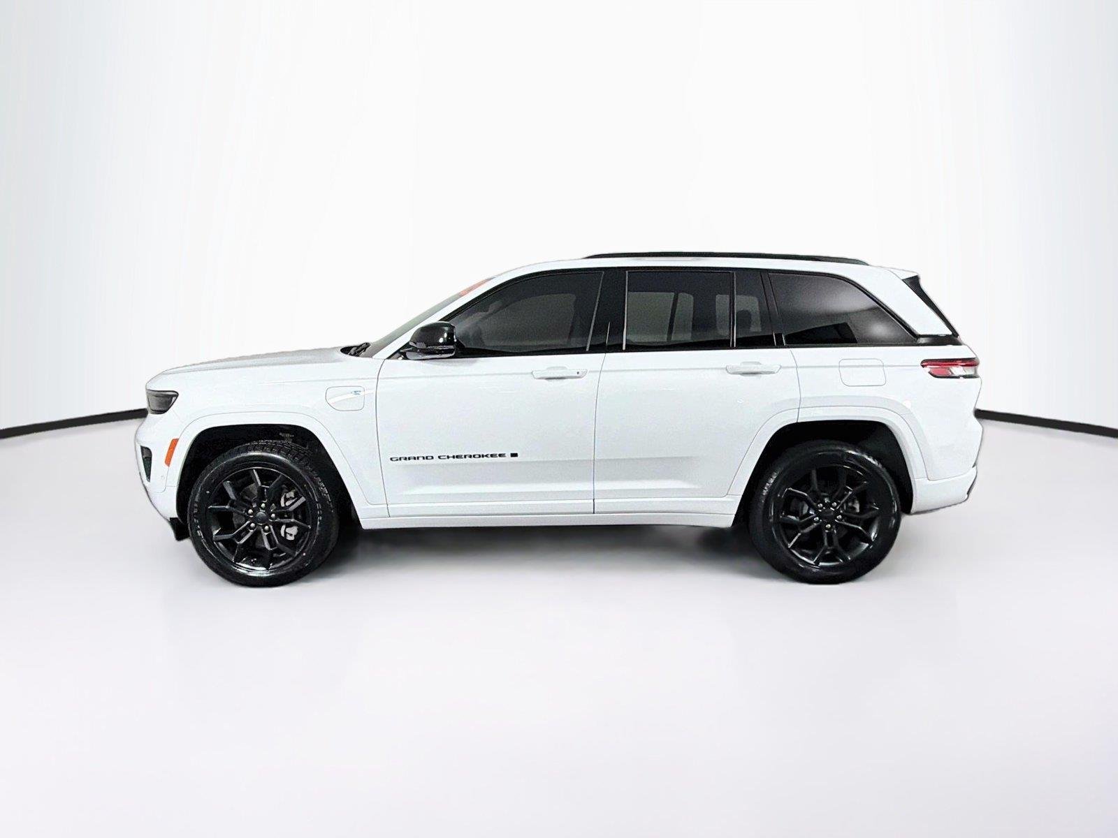 Used 2023  Jeep 30th Anniversary image 8