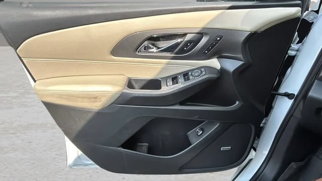 Used 2022 IRIDESCENT PEARL TRICOAT Chevrolet Premier image 16