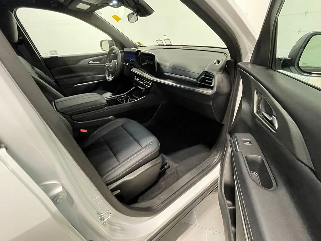 Used 2026 White Chevrolet LT image 28