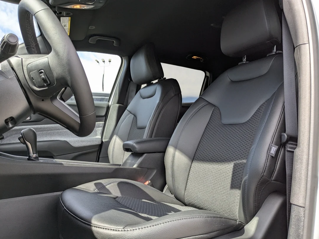 New 2025 White Jeep North - - 4X4 - Heated seats - Forward Collision Warning & More! image 13