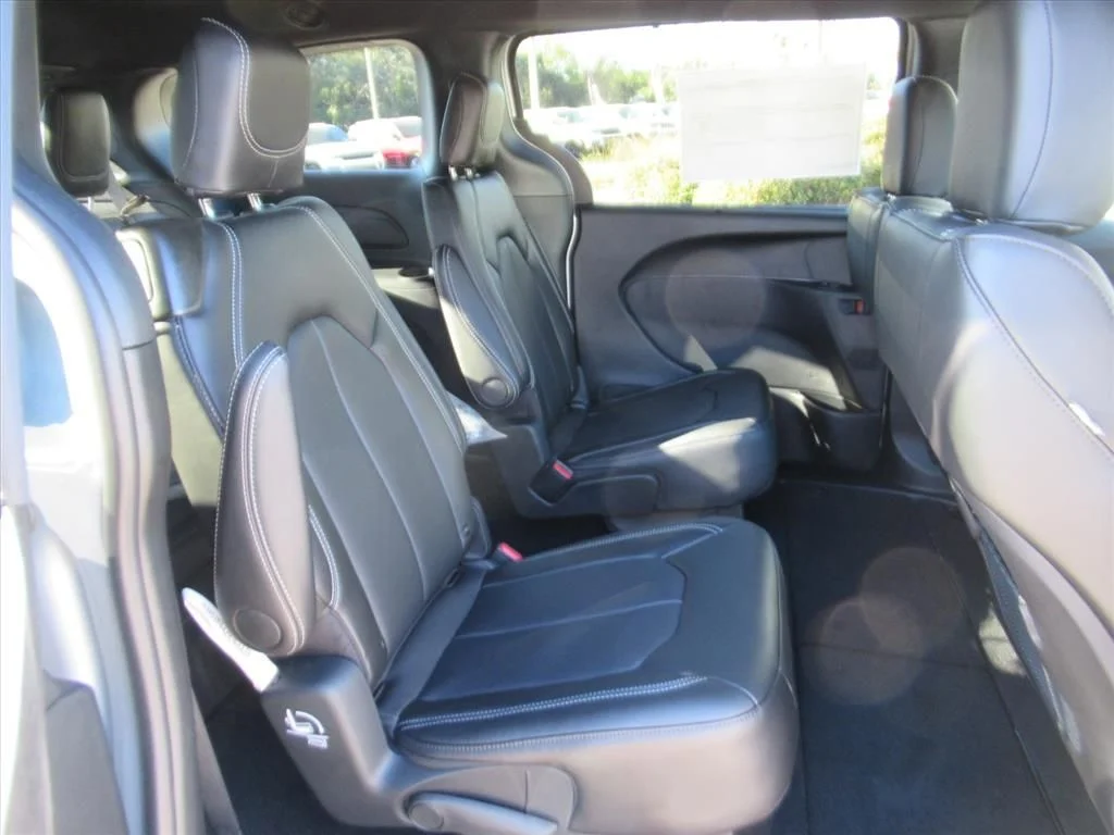 New 2026 Silver Mist Clear-Coat Exterior Paint Chrysler Select image 30