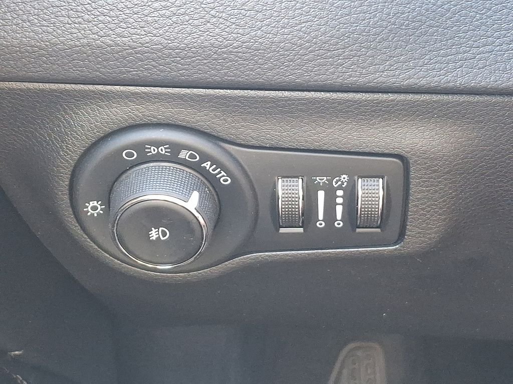 Used 2021 Gray Jeep Latitude image 23