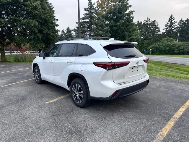 Used 2023 Off-white Toyota XLE image 5