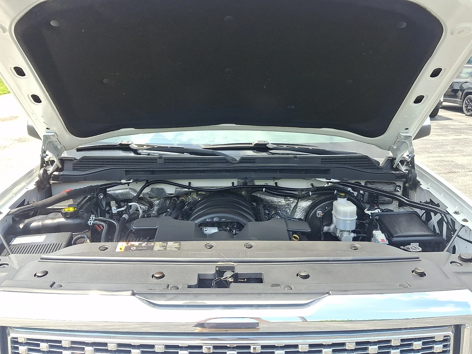Used 2017 White GMC Denali image 30