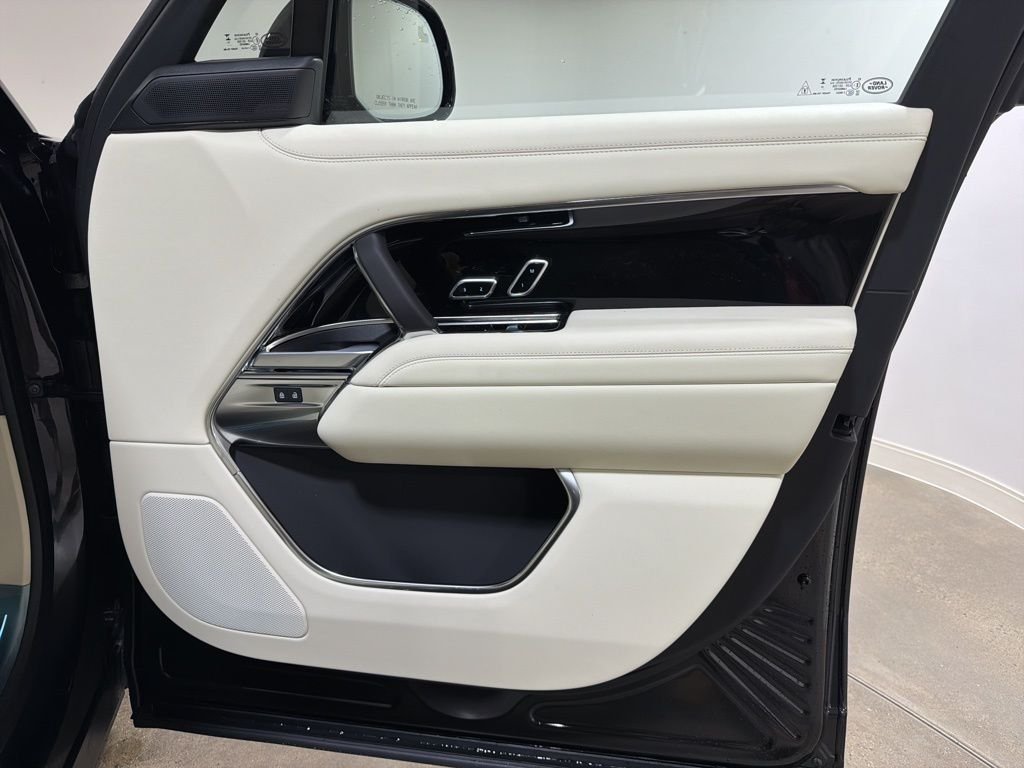 New 2026 Santorini Black Land Rover P530 SE LWB 7 SEAT image 23