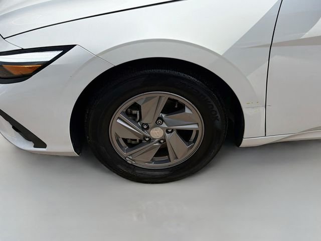 Used 2025 White Hyundai SE image 29