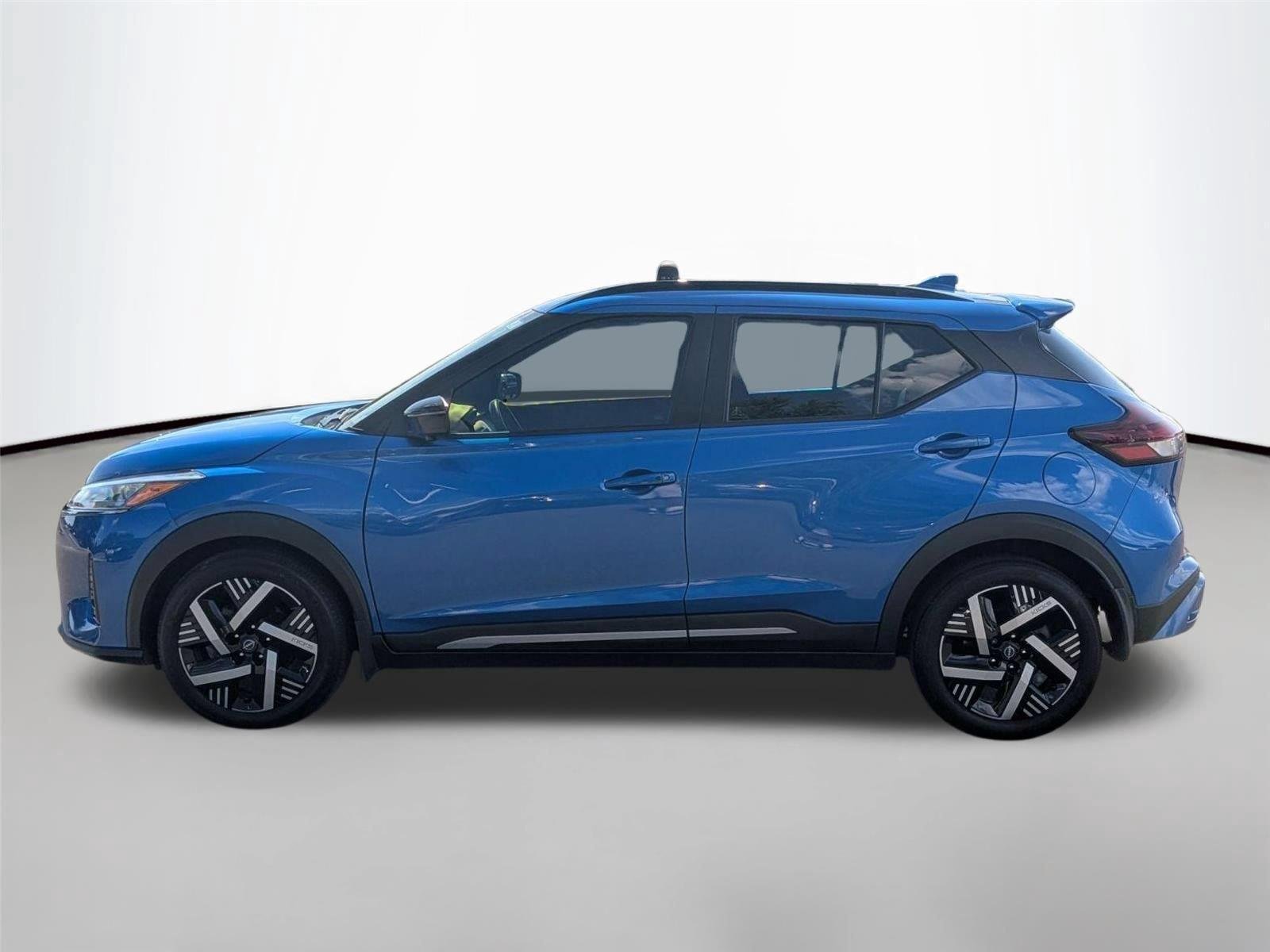 Used 2024 Electric Blue Metallic Nissan SR image 2