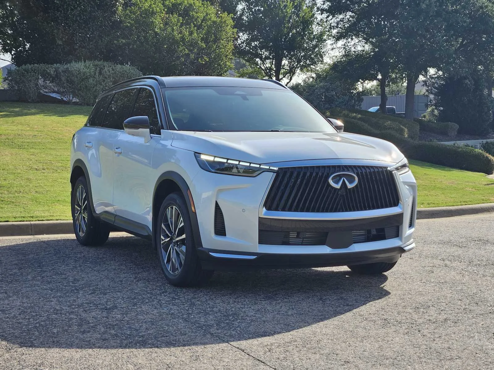 2027 INFINITI QX60 LUXE - Photo 2