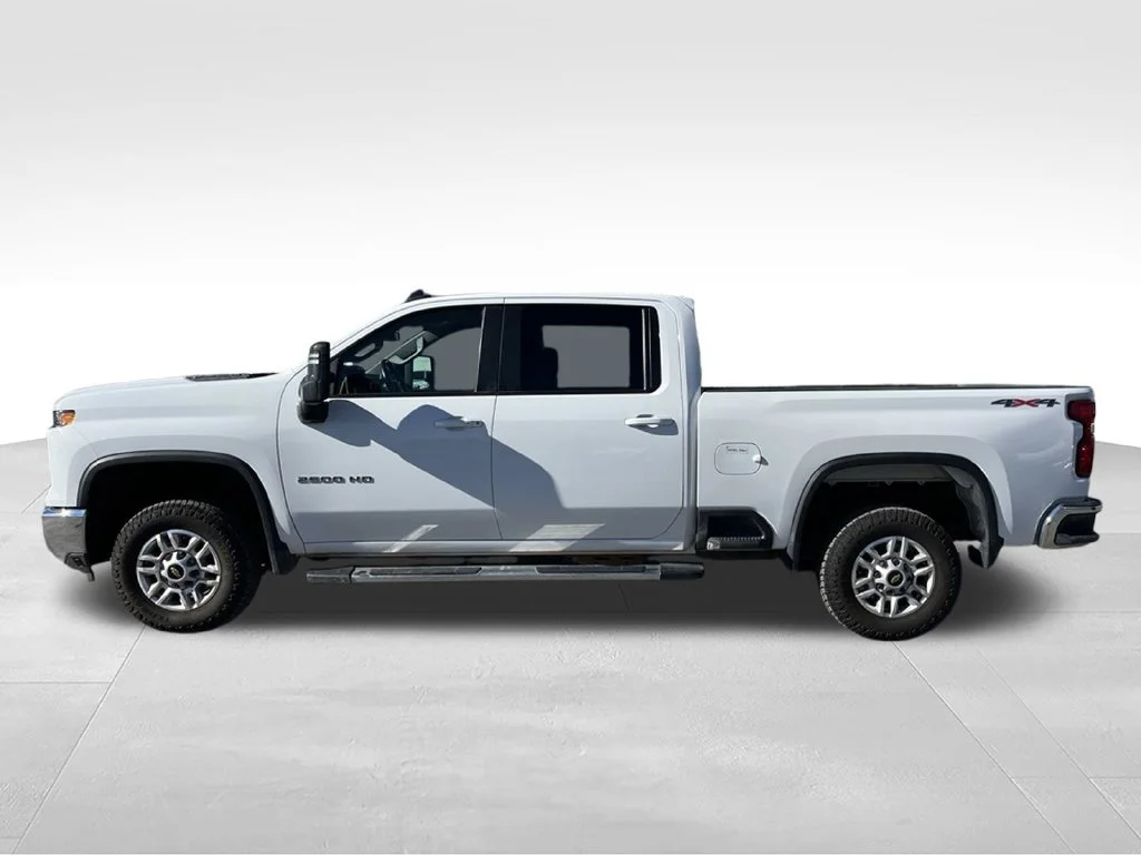 Used 2025 Summit White Chevrolet LT image 8