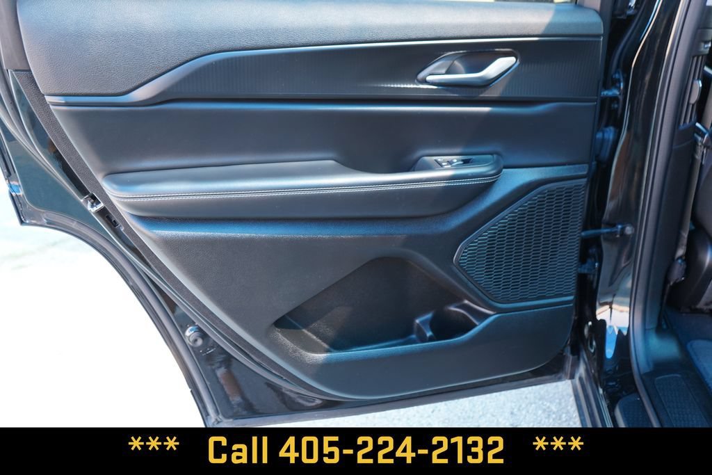 Used 2023  Jeep Laredo image 29