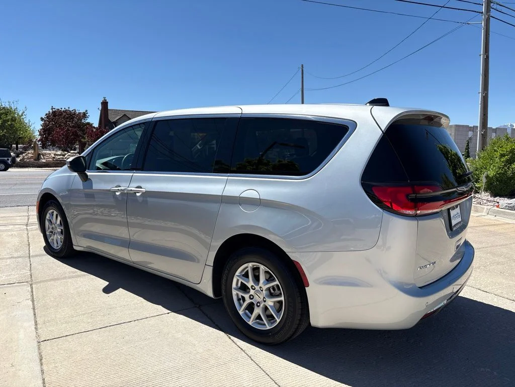 Used 2023 Silver Chrysler Touring L image 7