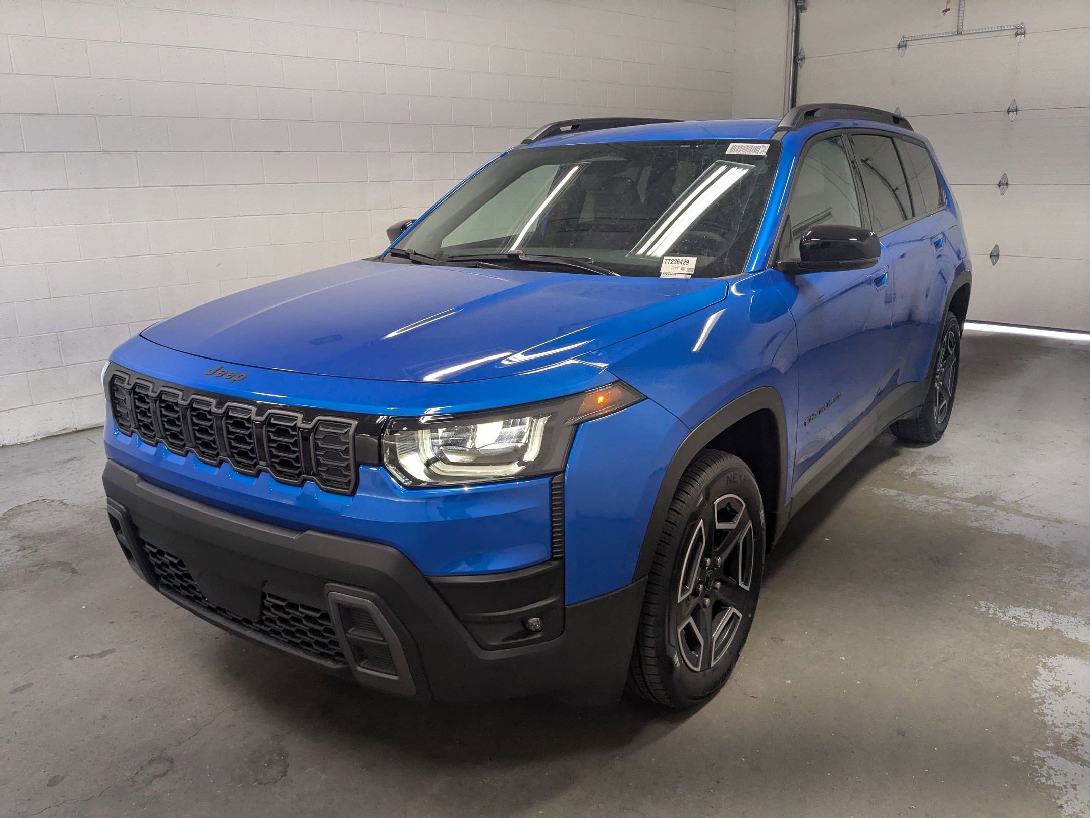 New 2026 Hydro Blue Pearl-Coat Exterior Paint Jeep Limited image 9