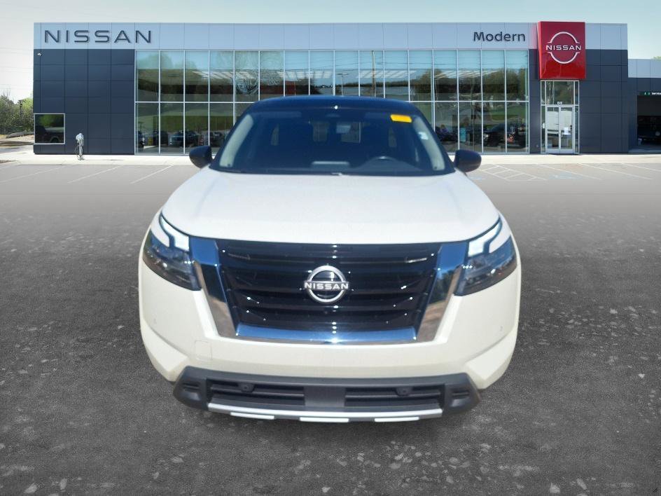 Used 2024 Pearl White Tricoat/Super Black Nissan SL image 2