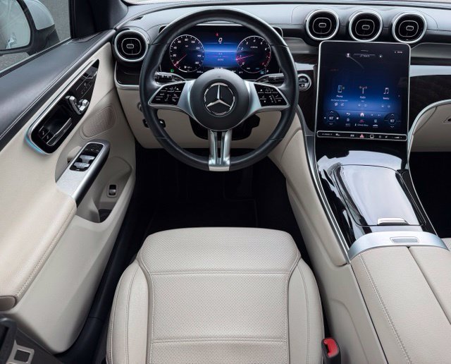 Used 2023  Mercedes-Benz GLC 300 image 12