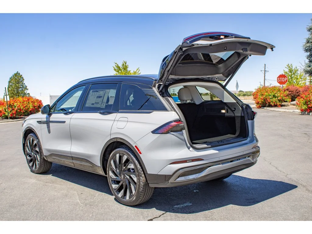 New 2026 Gray Matter Metallic Clearcoat Lincoln Reserve image 9