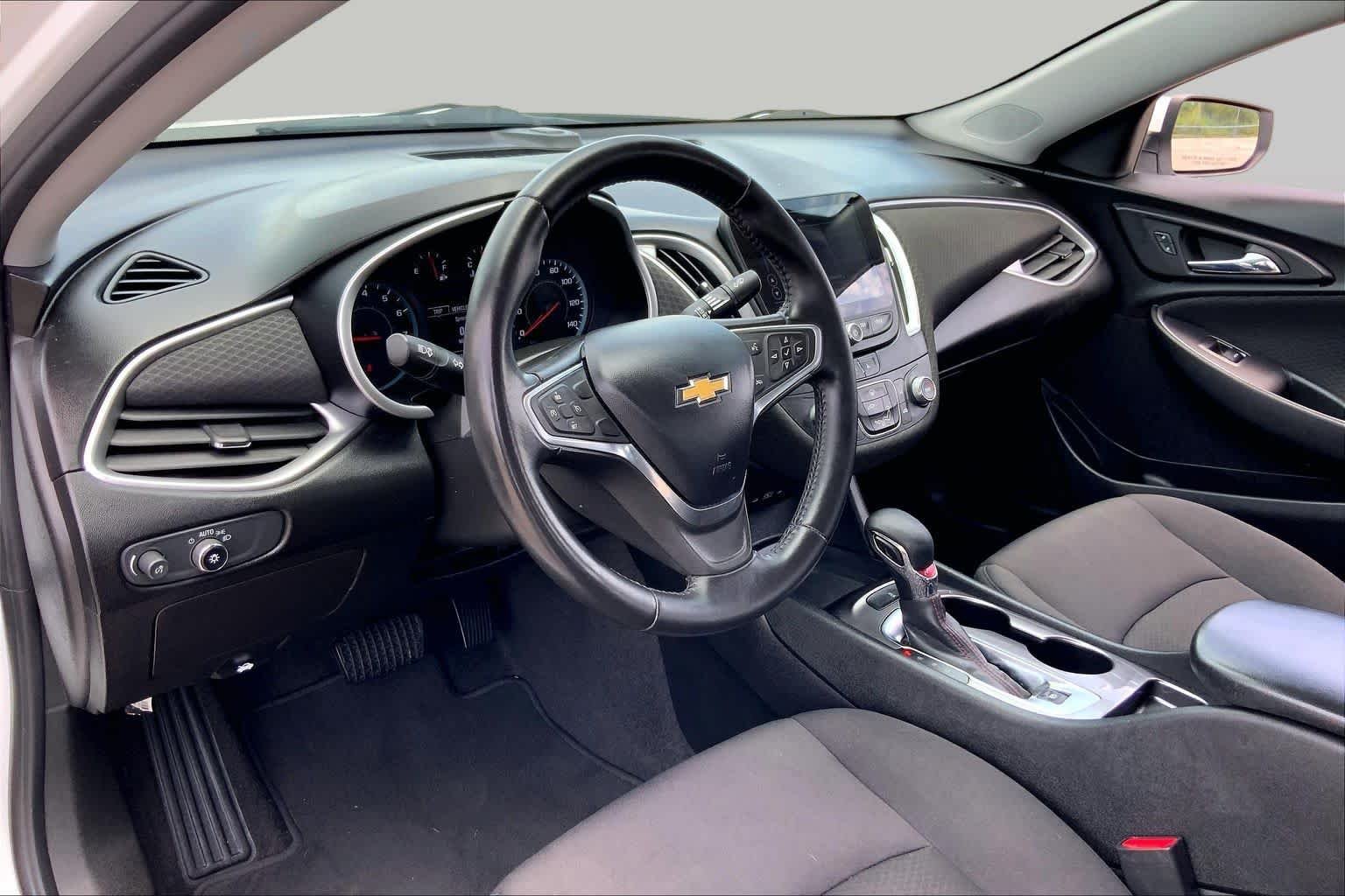 Used 2022 Summit White Chevrolet RS image 17