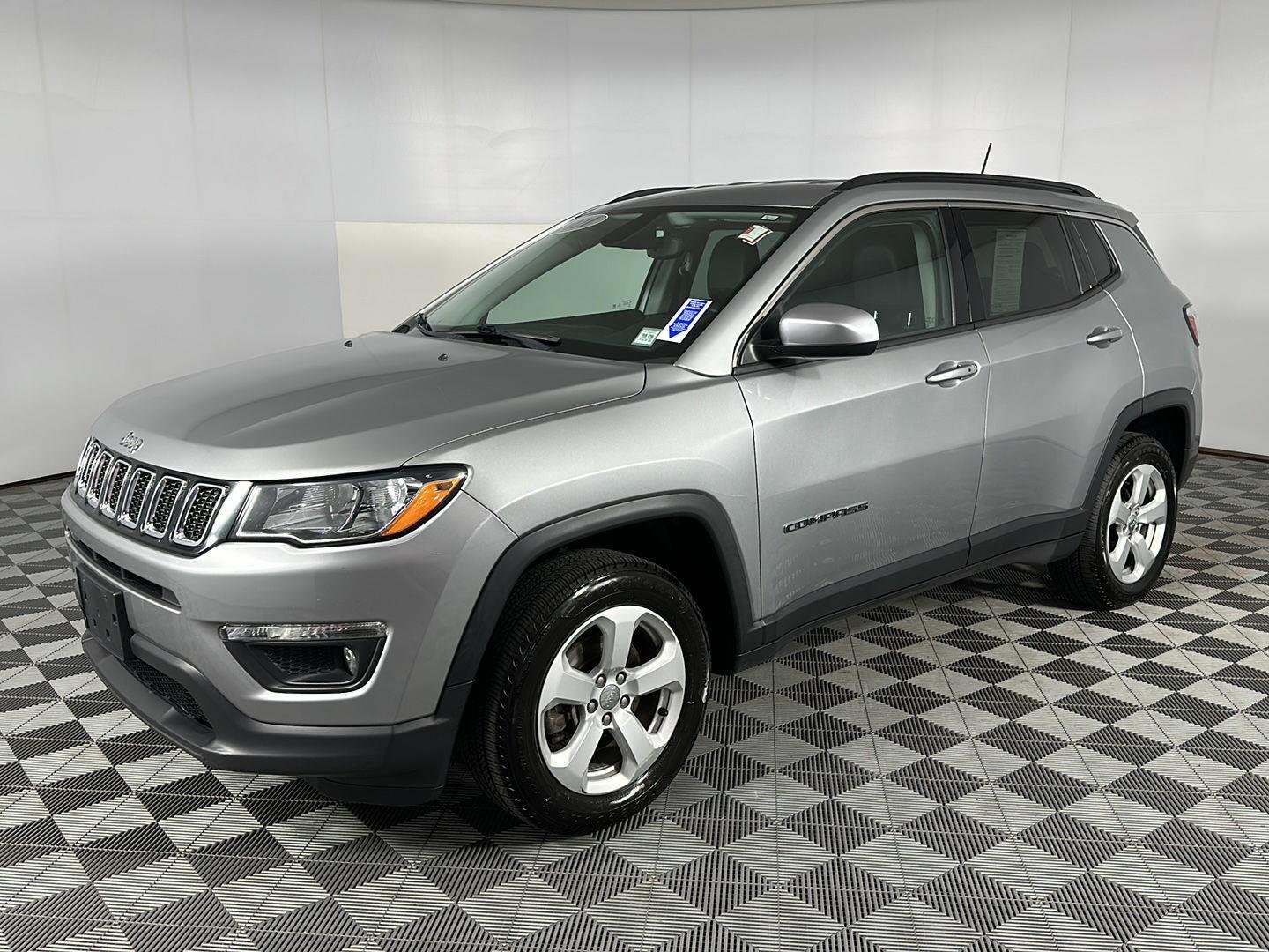 Used 2021 Billet Silver Metallic Clearcoat Jeep Latitude image 5