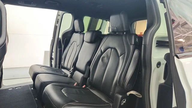 Used 2018 White Chrysler Touring L image 19