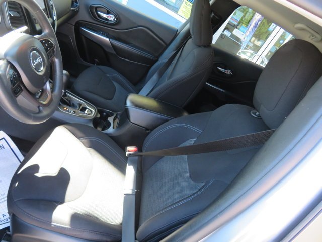 Used 2021 Billet Silver Metallic Clearcoat Jeep Latitude image 22