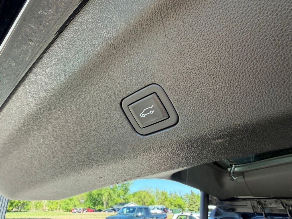 Used 2023  GMC SLT image 28
