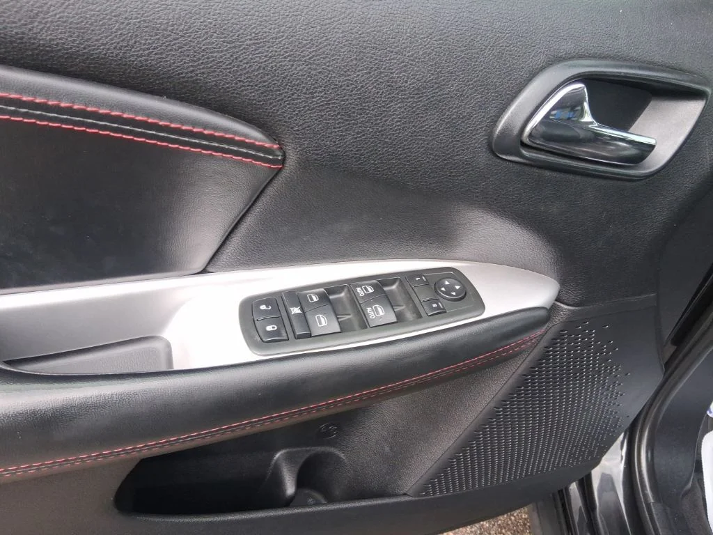 Used 2013 Brilliant Black Crystal Pearlcoat Dodge R/T image 15