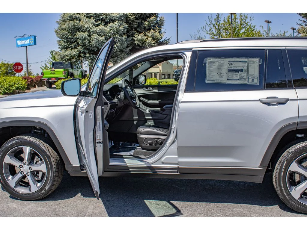New 2026 SILVER ZYNITH Jeep Limited image 31