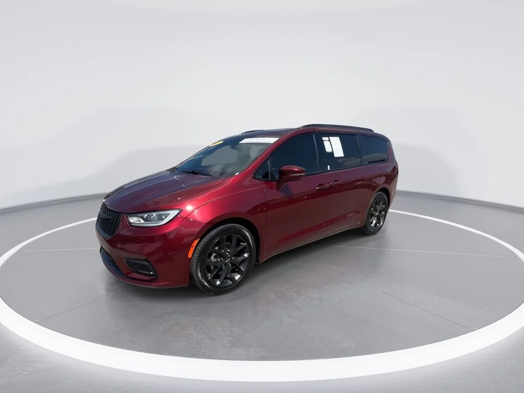Used 2022 Red Chrysler Limited image 4