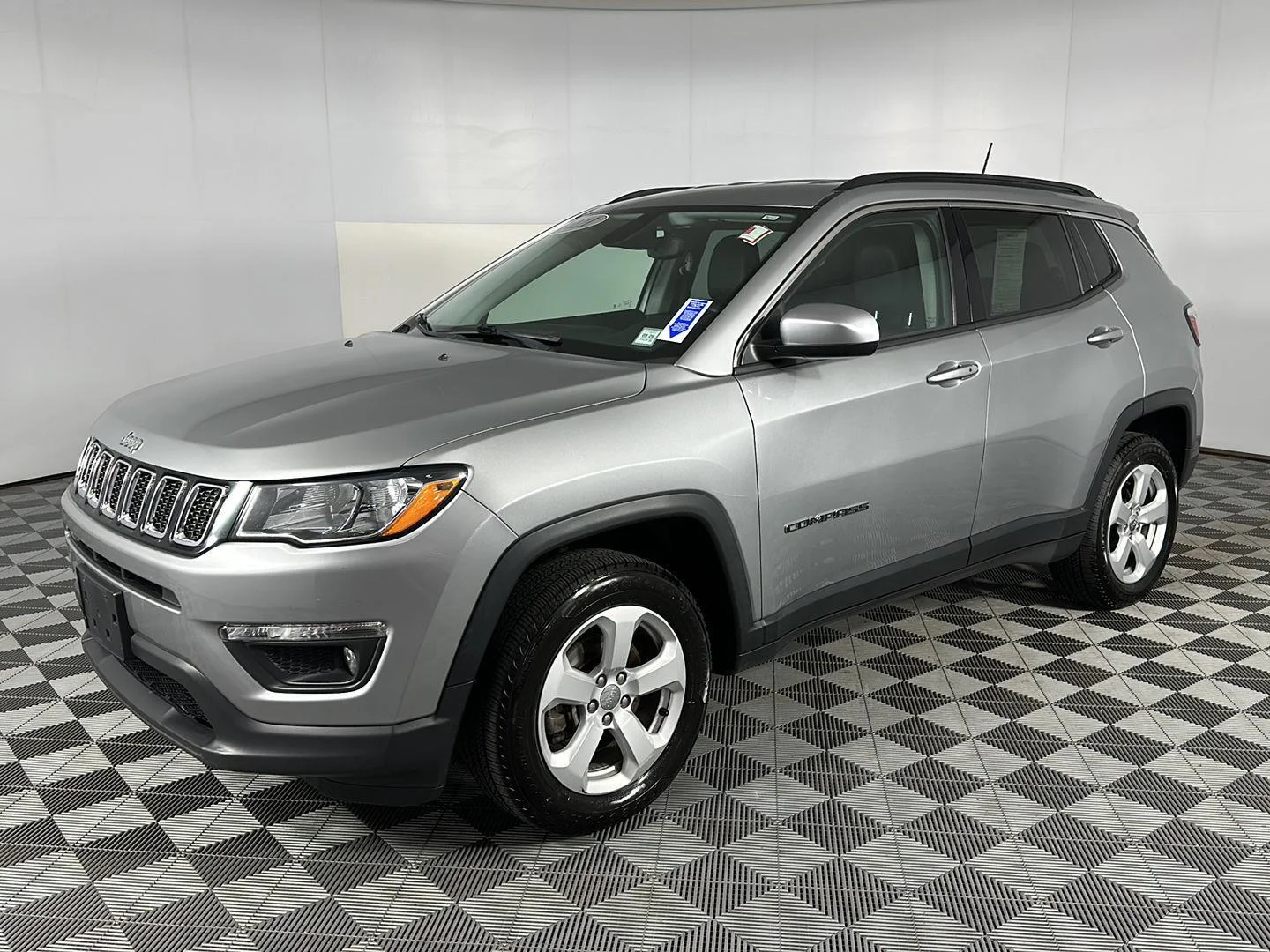 Used 2021 Billet Silver Metallic Clearcoat Jeep Latitude image 5
