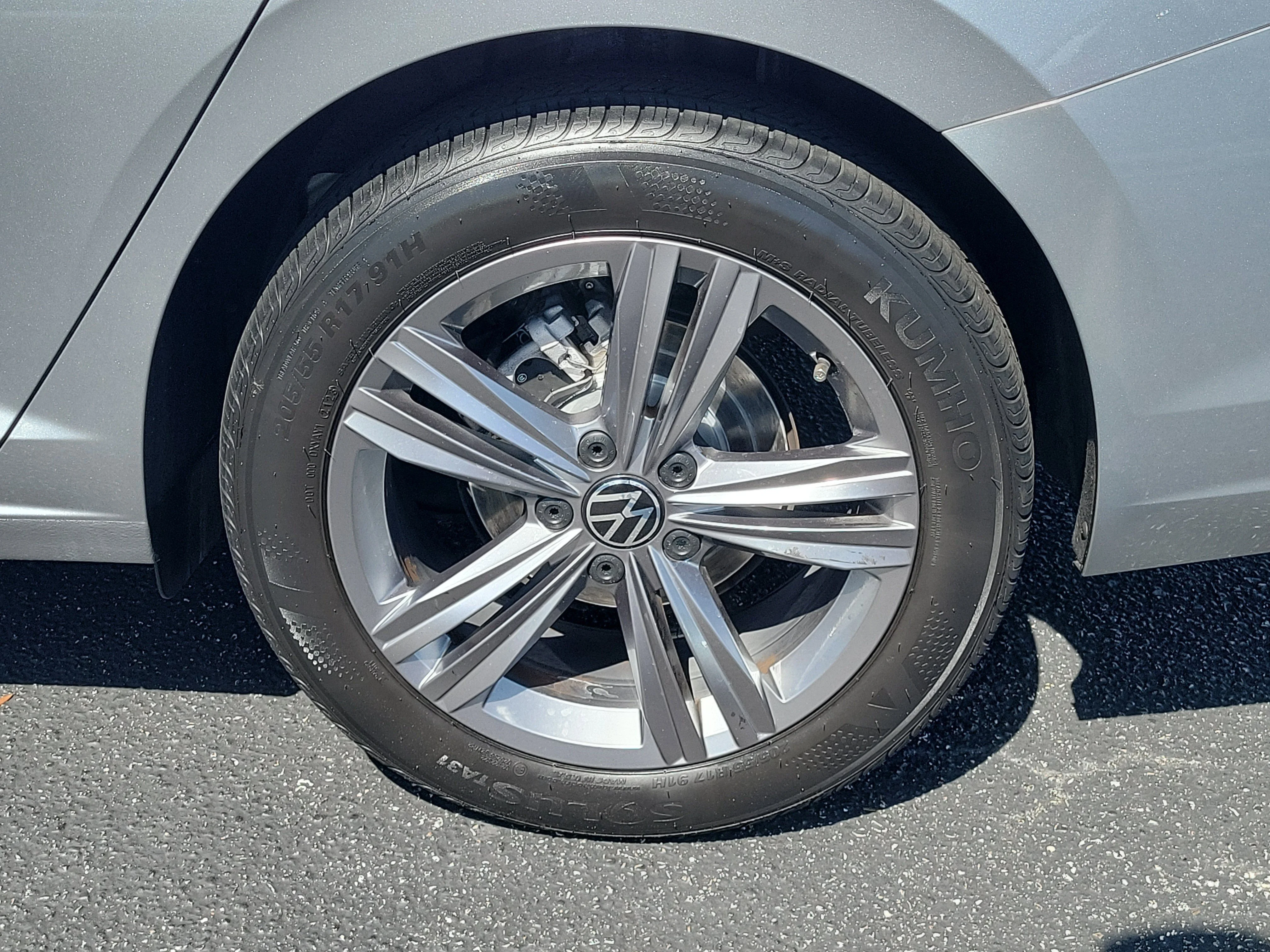 Certified Used 2023 Silver Volkswagen 1.5T SE image 30