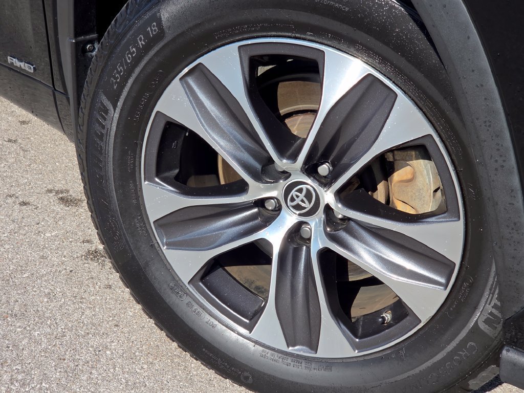 Used 2022 Midnight Black Metallic Toyota Hybrid XLE image 19