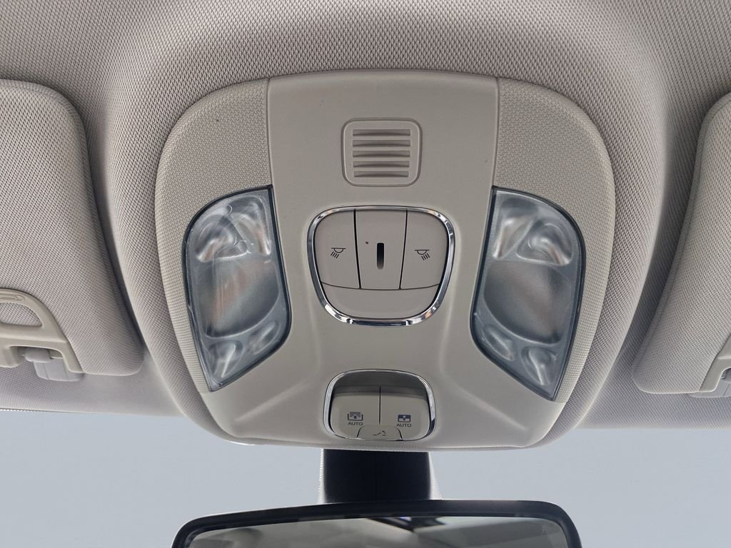 Used 2018 Redline Pearlcoat Jeep Latitude image 23