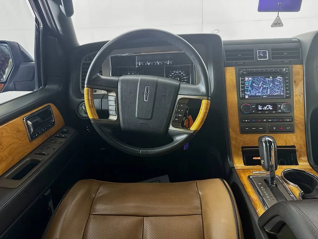 Used 2013 Black Lincoln Base image 27