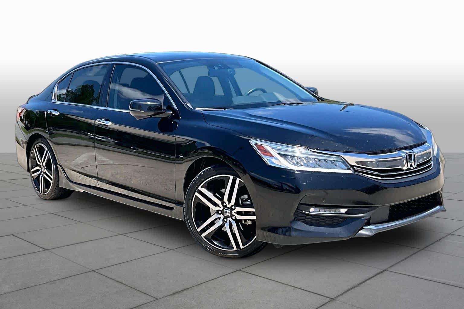 Used 2017 Crystal Black Pearl Honda Touring image 3