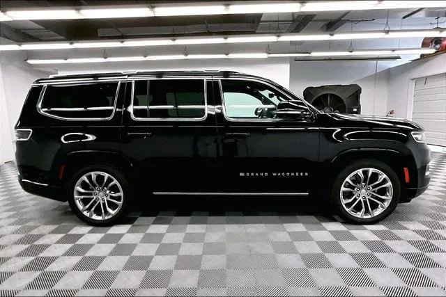 Used 2023 Diamond Black Crystal Pearlcoat Jeep Series II image 14