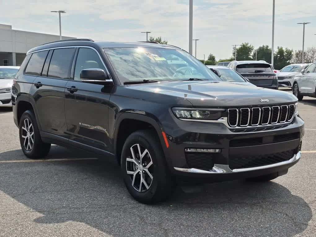 Used 2024 Rocky Mountain Pearlcoat Jeep Limited image 3
