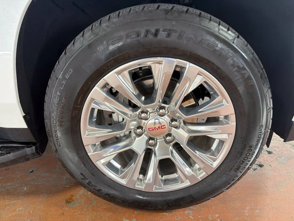 Used 2024 White Frost Tricoat GMC Denali image 11