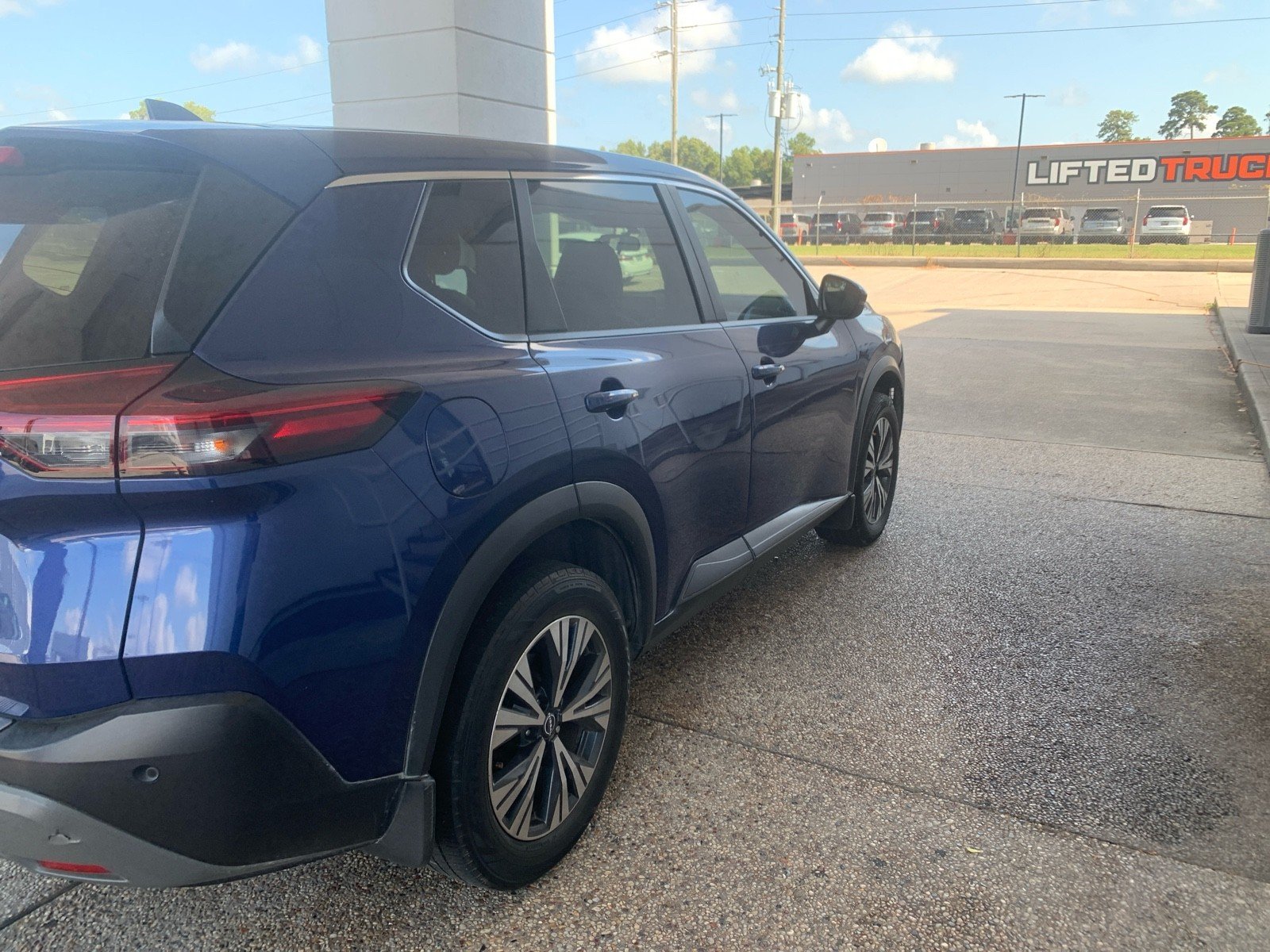 Used 2022 Caspian Blue Metallic Nissan SV image 1