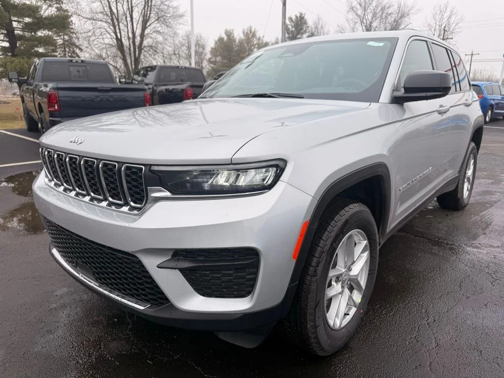 New 2026 Silver Zynith Exterior Paint Jeep Laredo X image 7