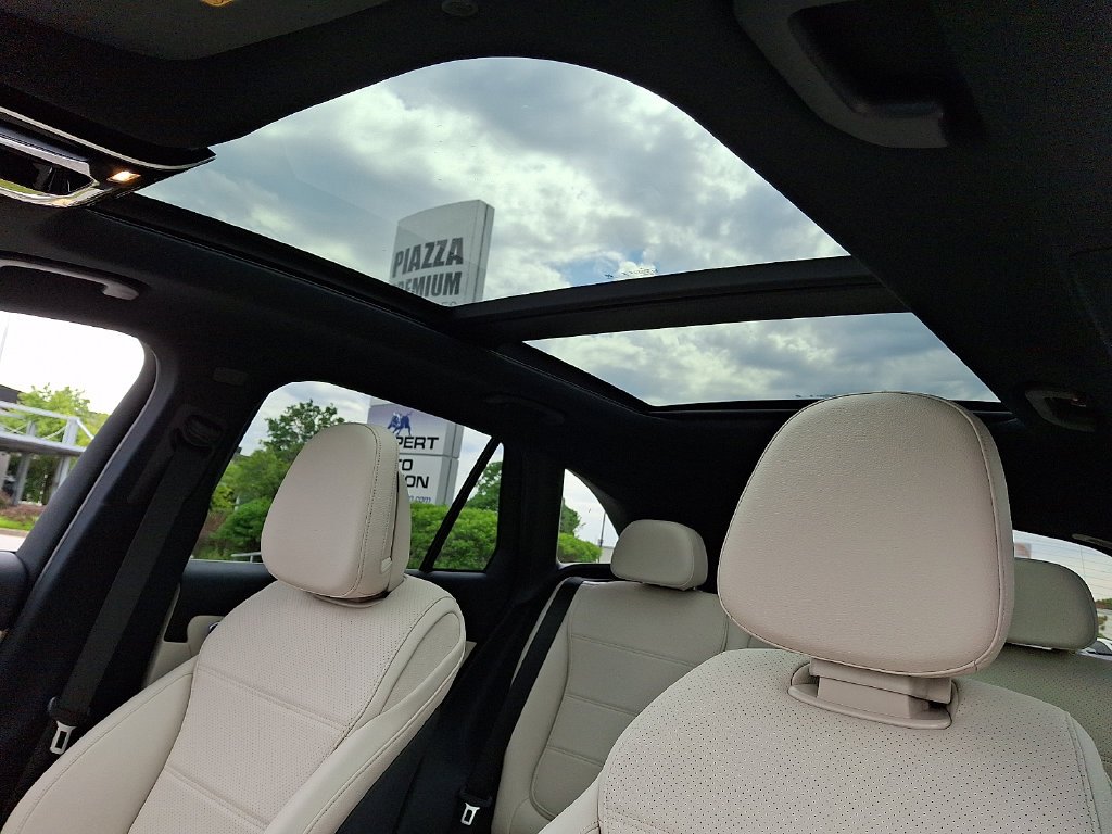 New 2026 Polar White Mercedes-Benz GLC 300 image 12