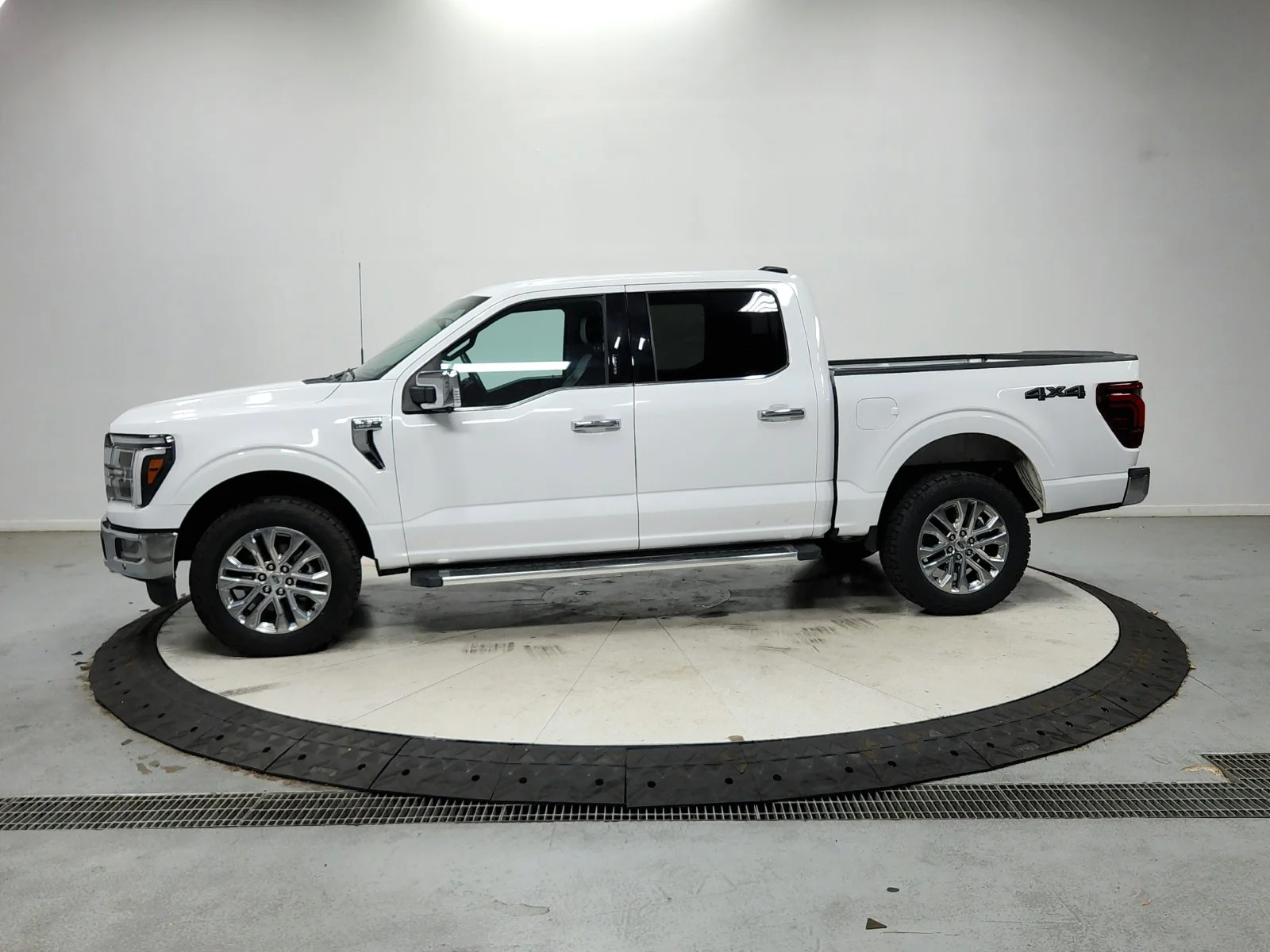 Used 2024 White Ford Lariat image 5