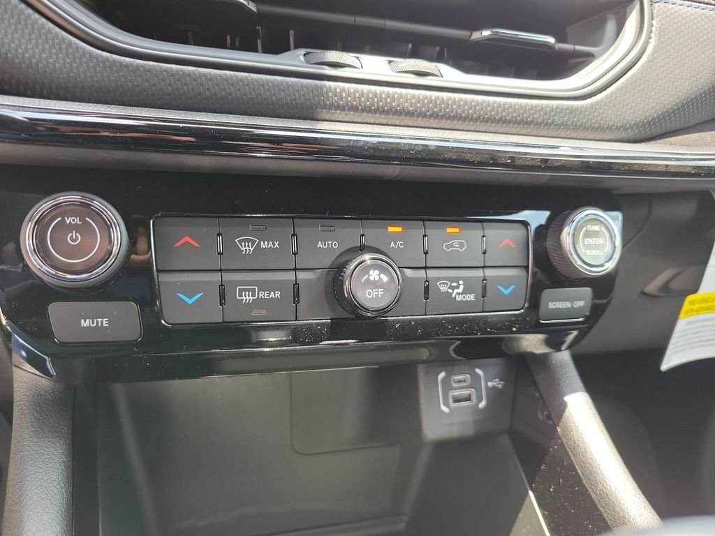 New 2026 Red Hot Pearl-Coat Exterior Paint Jeep Latitude image 27