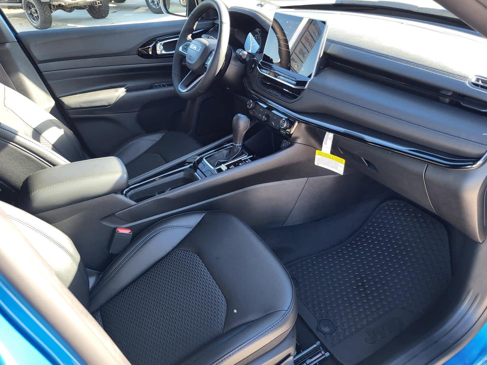 New 2026 Hydro Blue Pearlcoat Jeep Latitude Altitude image 9