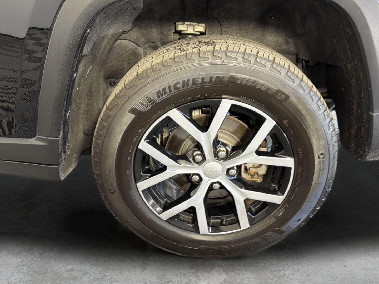 Used 2024 Diamond Black Crystal Pearlcoat Jeep Limited image 15
