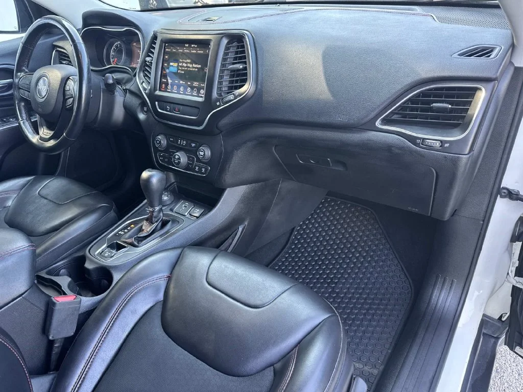Used 2019 Pearl White Pearlcoat Jeep Trailhawk image 22
